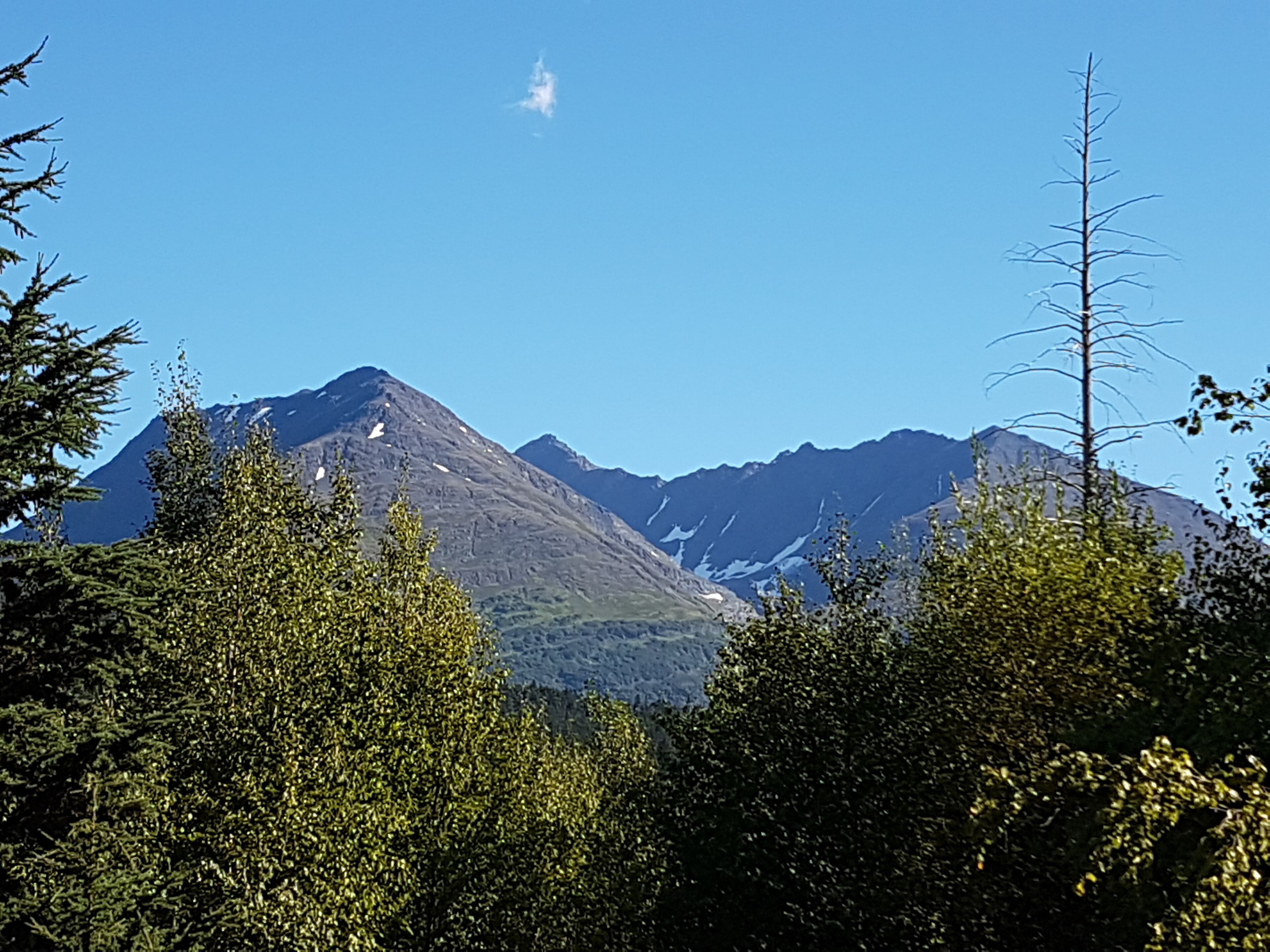 Paisaje montañoso con cielo despejado.