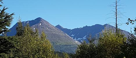 Paisaje montañoso con cielo despejado.