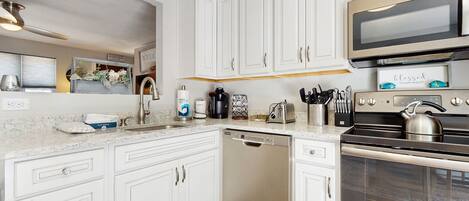 冷蔵庫、電子レンジ、オーブン、コンロ