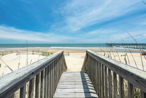 OBX Life I. Wake to Ocean front Sunrises, Walk to the Pier, Private Pool