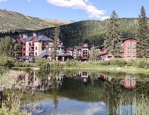 Ski-In/Ski-Out Corner Unit 2BR/2BA Mountain Views & In-Unit Laundry