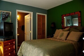 5 bedrooms, desk, iron/ironing board, travel crib - Close To Everything, but Away From It All! Pet Friendly Paradise Forest Back (South Lake Tahoe)