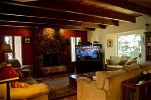 Smart TV, chimenea, futbolito y libros