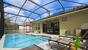 Una piscina scoperta coperta, con lettini da relax e una zona patio.