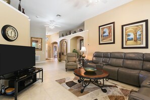 TV, lettore DVD, biblioteca musicale, videoteca