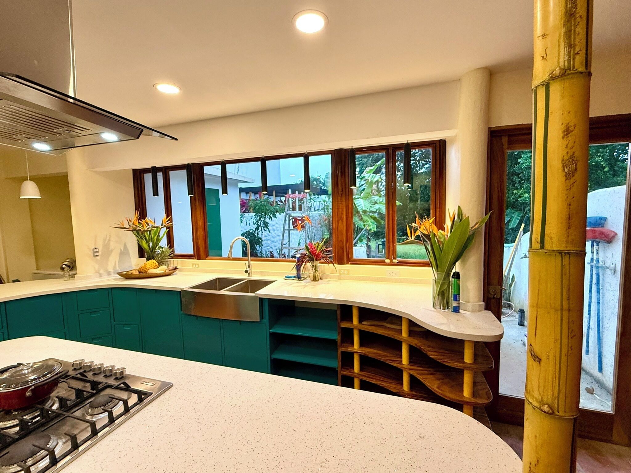 Jääkaappi, mikroaaltouuni, uuni, liesi