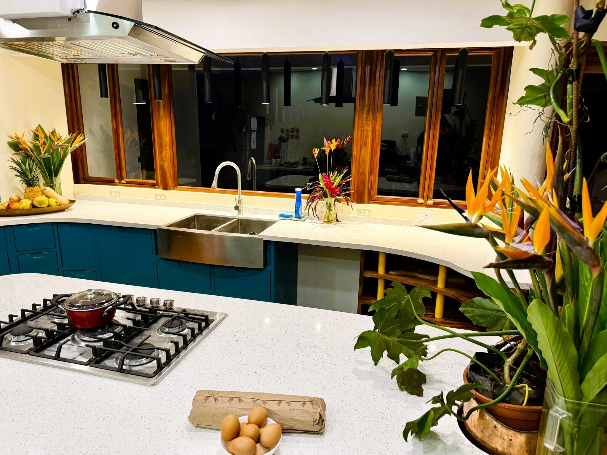 冷蔵庫、電子レンジ、オーブン、コンロ