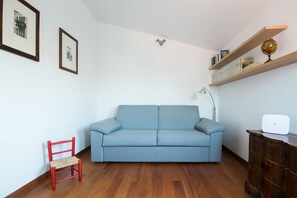 TV, DVD player, books, music library - Rialto - Light and Panoramic Penthouse in the heart of Venice (Venezia)