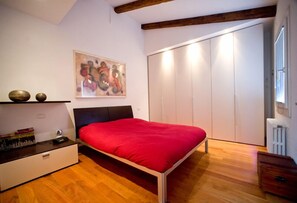 3 quartos, ferros/tábuas de passar roupa, Wi-Fi, roupa de cama
