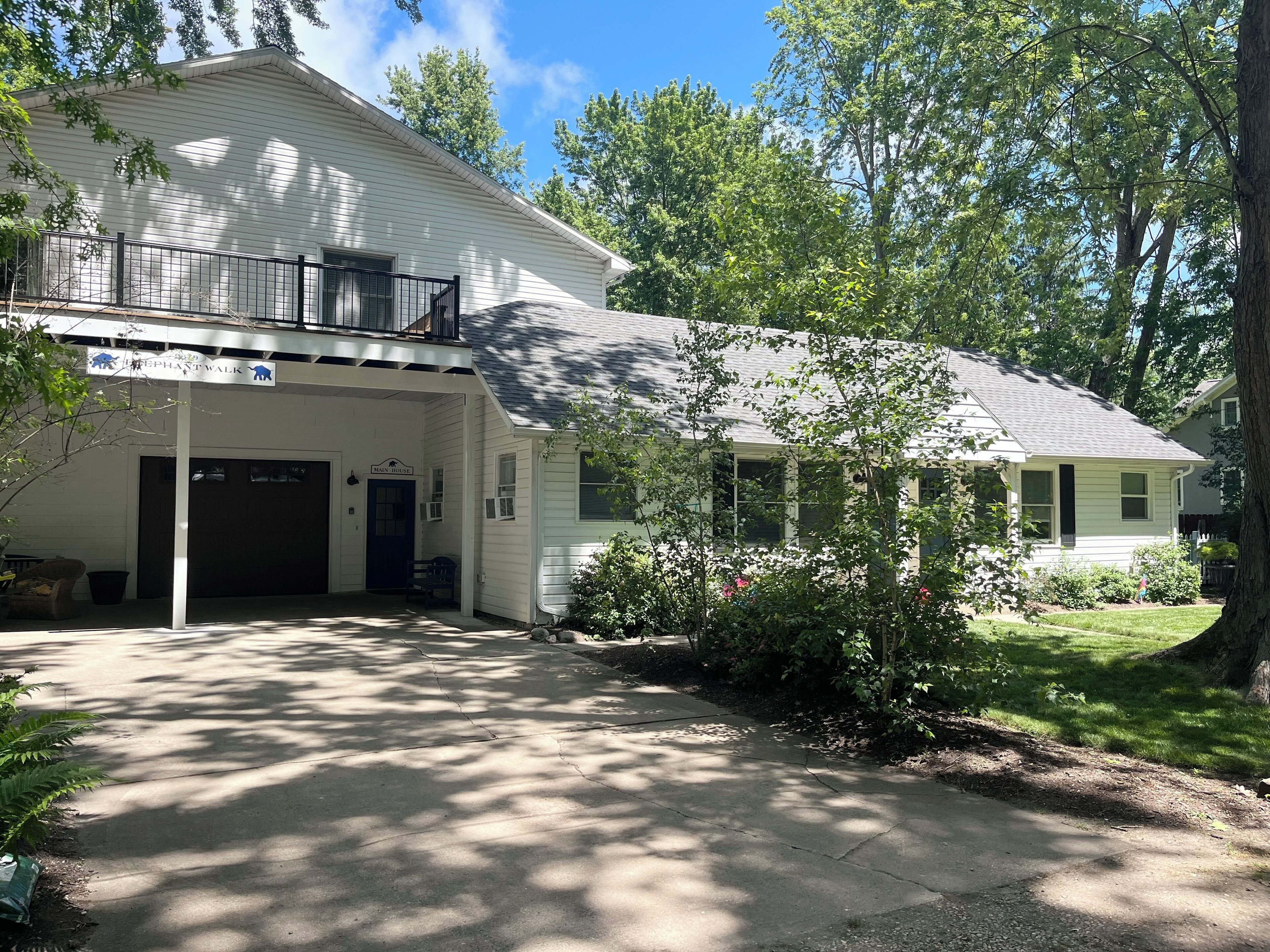 4 bed/3 bath huge house, 1.5 blocks to beach/town, hot tub/game rm, dog friendly