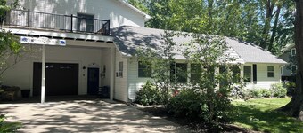 4 bed/3 bath huge house, 1.5 blocks to beach/town, hot tub/game rm, dog friendly