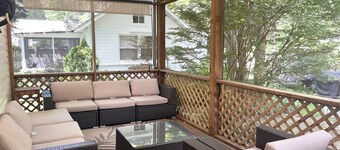 4 bed/3 bath huge house, 1.5 blocks to beach/town, hot tub/game rm, dog friendly