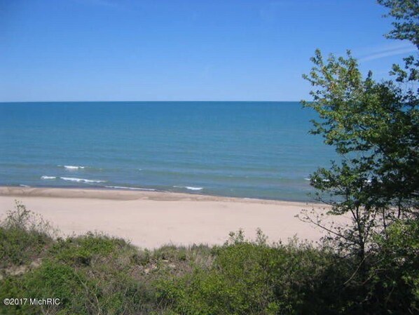 Playa en los alrededores y camastros