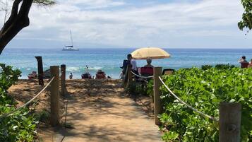 En la playa, camastros y toallas de playa