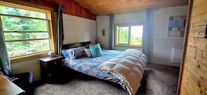 3 bedrooms, desk, iron/ironing board, travel crib