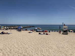 بالقرب من الشاطئ، مناشف للشاطئ