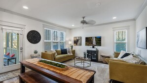 A spacious living room with a wooden bench, two sofas, a coffee table, and a fireplace. - Spring Discounts! Big Yard for Pets! Restaurants!BROADWAY/Downtown 1 ML TOPGOLF! (Nashville)