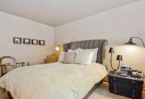 5 bedrooms, desk, iron/ironing board, WiFi