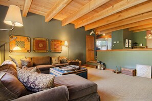 Télévision, cheminée, table de tennis de table, livres