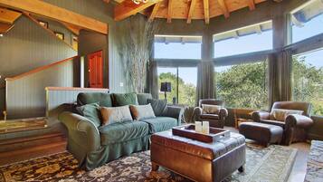 Een televisie, een open haard, een tafeltennistafel en boeken