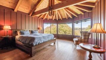 5 slaapkamers, een bureau, een strijkplank/strijkijzer, wifi