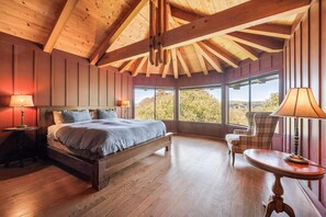 5 bedrooms, desk, iron/ironing board, WiFi