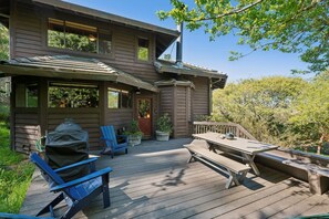 Outdoor dining - Romantic Lodge in Point Reyes-Inverness: Picturesque Retreat (Inverness)
