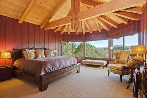 4 bedrooms, desk, iron/ironing board, WiFi