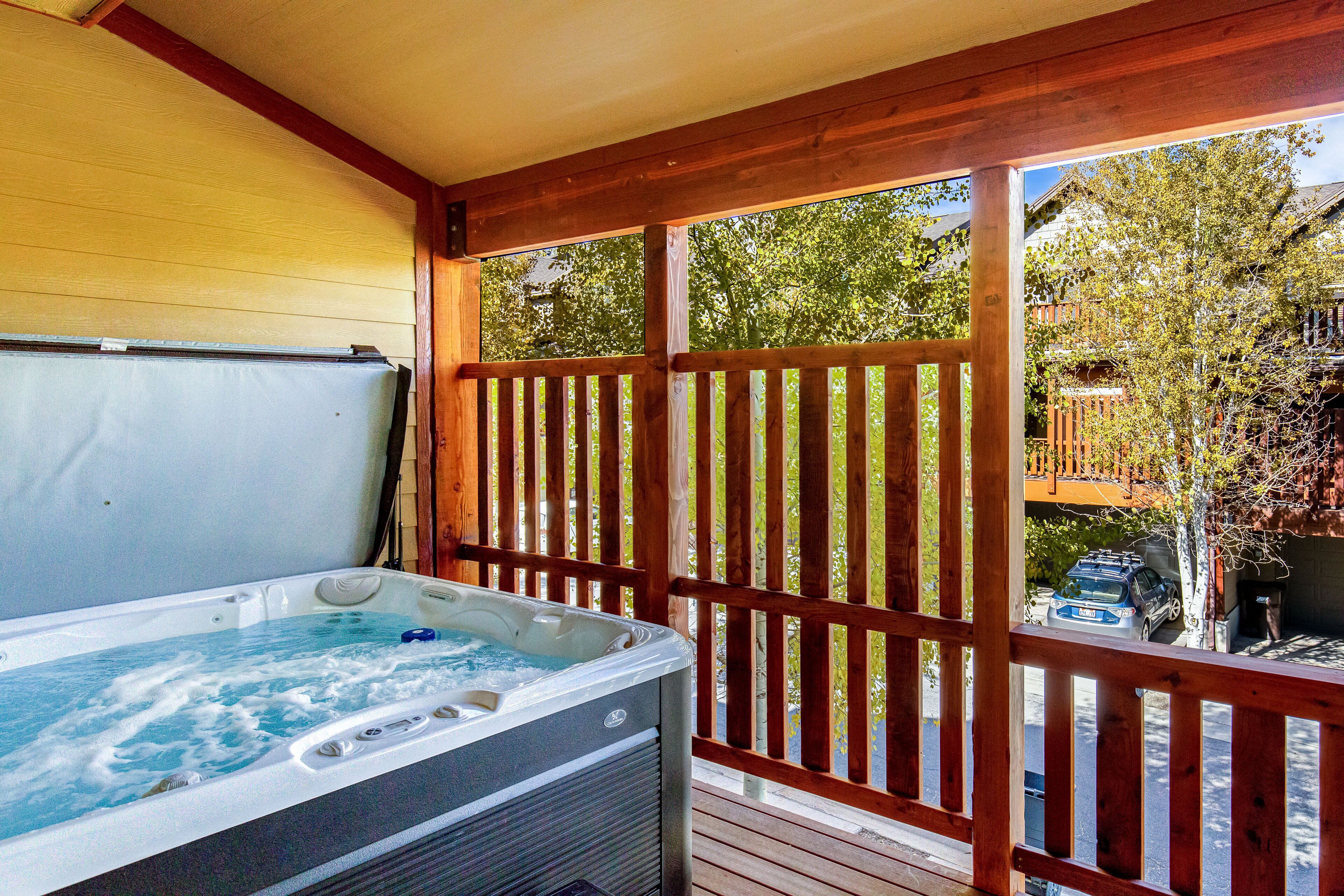 Beautiful home with pool, hot tub & fitness center nearby
