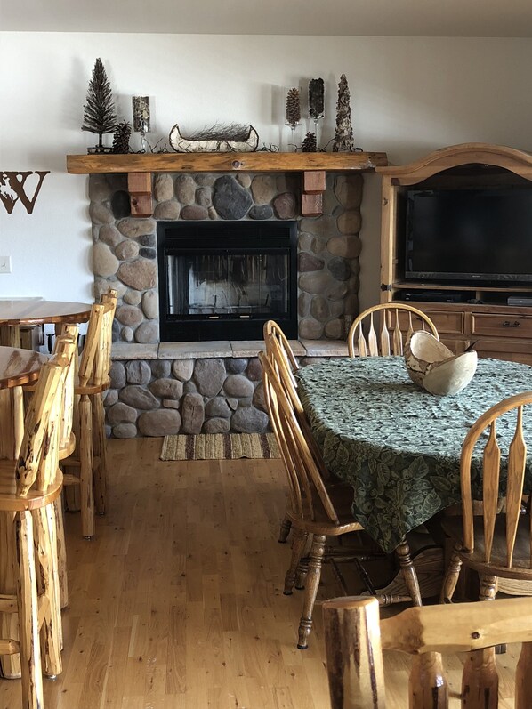 Dining - Multi-purpose, secluded lodge with scenic views. (Sundance)