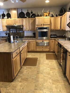 Fridge, microwave, oven, stovetop - Multi-purpose, secluded lodge with scenic views. (Sundance)