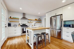 ثلاجة، ميكروويف، فرن، موقد طهي مسطح