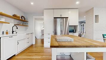 Een koelkast, een magnetron, een oven, een kookplaat