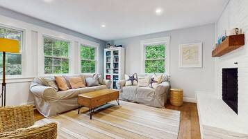 Een televisie en boeken