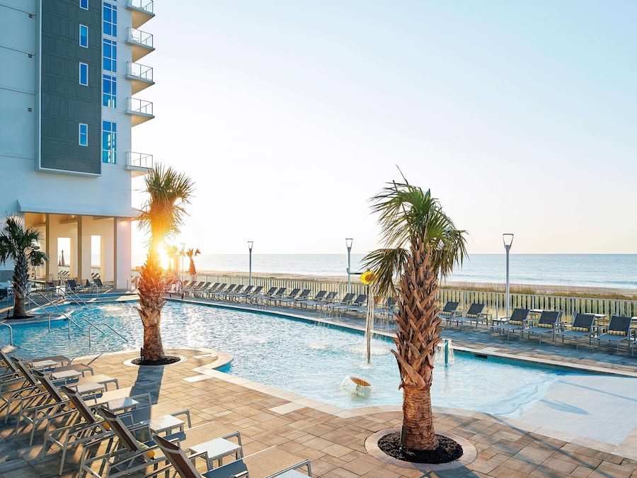 2 piscinas externas, funciona das 8h às 22h, espreguiçadeiras