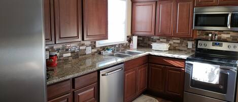 Jääkaappi, mikroaaltouuni, uuni, liesi