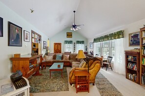 Télévision, cheminée, livres