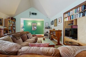 Télévision, cheminée, livres