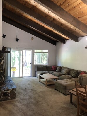 Smart-TV, Kamin, DVD-Player, Bücher