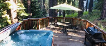 Beautiful mountain home, walk to Chairlifts & Gondola 3BR/2BA, Hot Tub, Pets OK