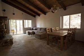 Smart-TV, Kamin, DVD-Player, B ücher