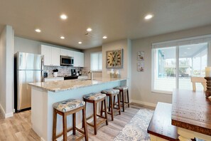 Fridge, microwave, oven, stovetop - Bay-facing condo with amazing views and heated pool - beach across the street (Anna Maria)