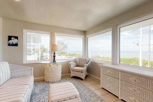 Bay-facing condo with amazing views and heated pool - beach across the street