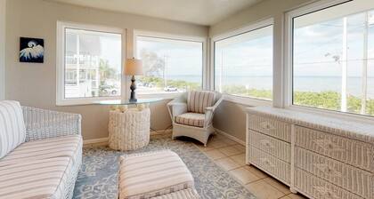 Bay-facing condo with amazing views and heated pool - beach across the street