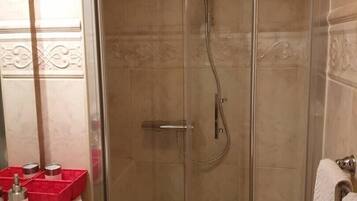 Een douche, een haardroger, handdoeken
