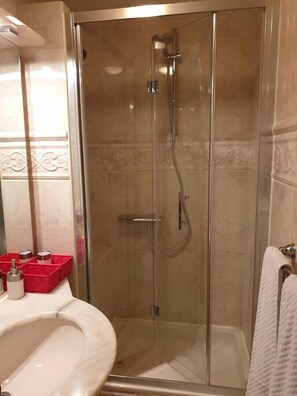 Een douche, een haardroger, handdoeken