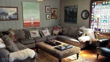 Smart-tv, dvd-afspiller, bøger, videobibliotek