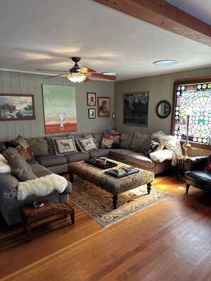 Smart-TV, DVD-Player, Bücher, Videothek