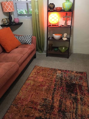TV connectée, cheminée, livres