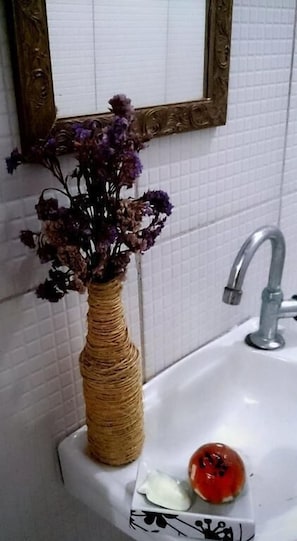 Family House, Multiple Beds, Non Smoking | Bathroom | Shower, free toiletries, towels - Casa da Vila (Mata de São João)